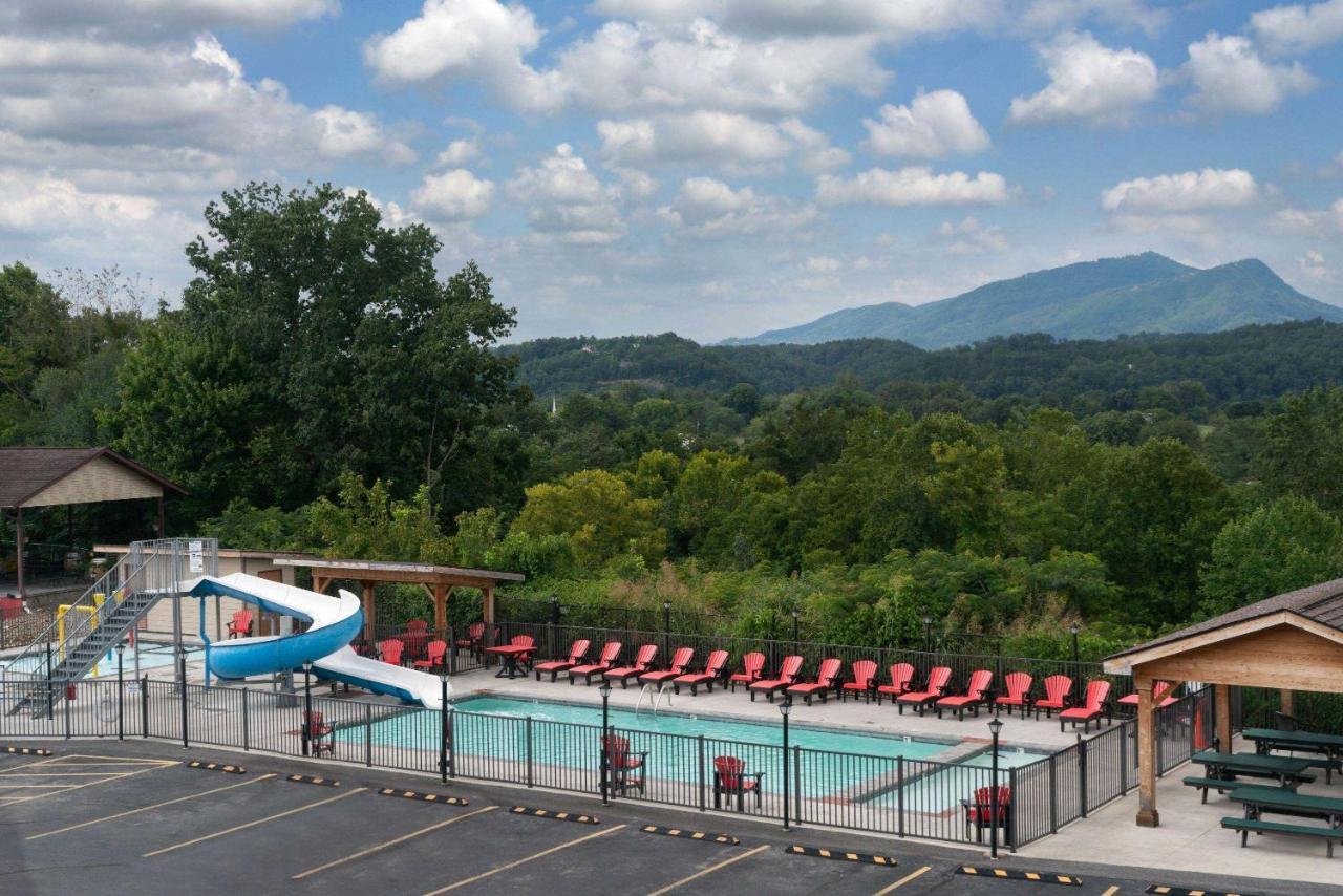 Howard Johnson By Wyndham Pigeon Forge Hotel Exterior photo