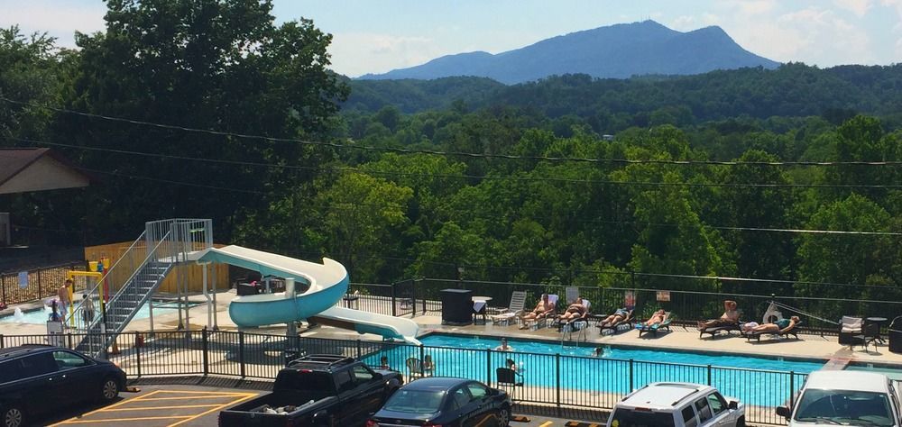 Howard Johnson By Wyndham Pigeon Forge Hotel Exterior photo